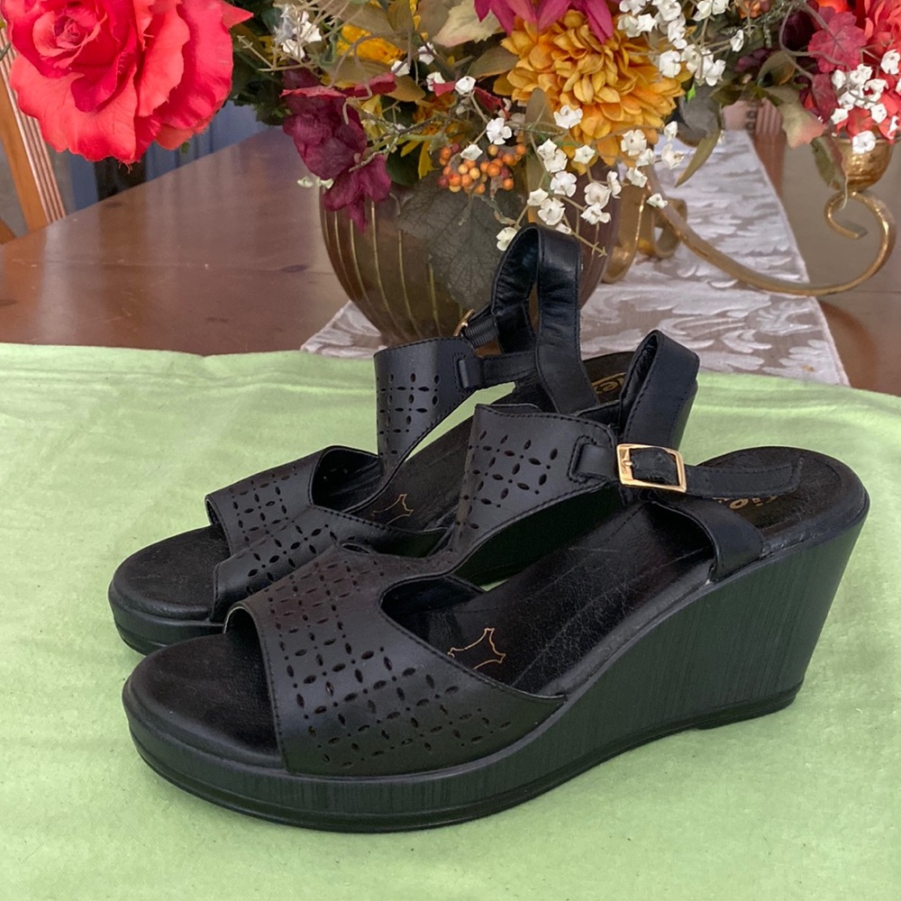 Black wedges